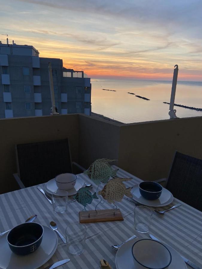 Tramonto In Baia Apartment Pesaro Luaran gambar
