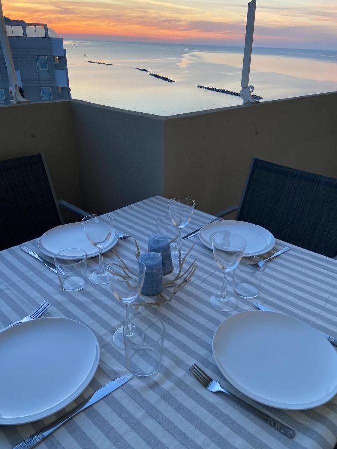 Tramonto In Baia Apartment Pesaro Luaran gambar