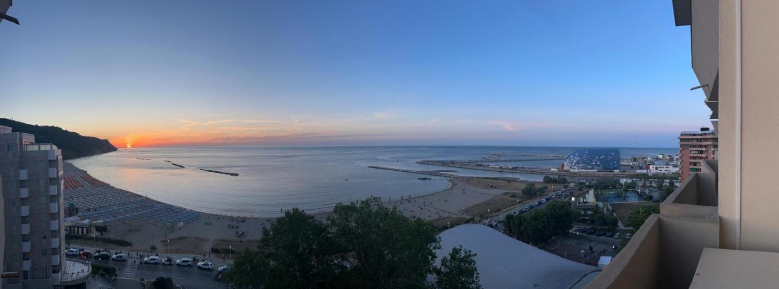 Tramonto In Baia Apartment Pesaro Luaran gambar
