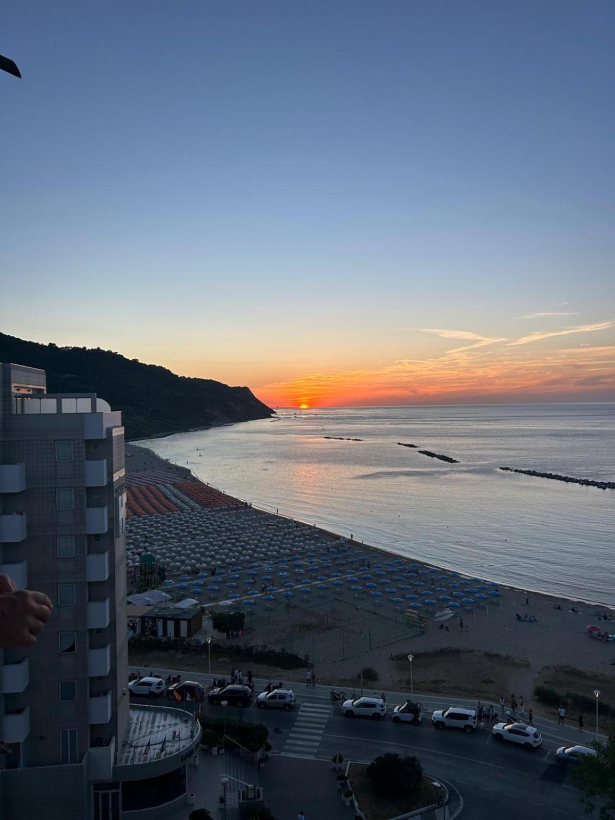 Tramonto In Baia Apartment Pesaro Luaran gambar